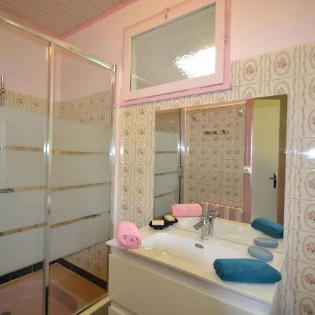 Spacious House, Centrally Located For Excursions בית נופש